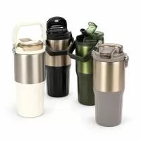 Copo térmico com capacidade máxima de 700ml. Possui estrutura de parede dupla com formato facetado na parte inferior, interior em inox 304 e exterior em inox 201 com pintura de acabamento metalizado. Conta com tampa rosqueável em plástico polipropileno (PP), anel de vedação em silicone, alça em inox com revestimento em PP, bocal com trava de segurança e bico flip com canudo interno removível. Gravação da logomarca a laser já incluso.