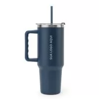 O Copo de Viagem Térmico é ideal para quem busca praticidade e hidratação ao longo do dia sem precisar de recargas constantes. Produzido em aço inox 91% reciclado, possui parede dupla isolada a vácuo e acabamento mate, garantindo conservação da temperatura por mais tempo. Seu design versátil permite duas formas de uso: através da abertura para canudo (incluso) ou pelo orifício para uso direto, que pode ser fechado. A pega lateral facilita o transporte, seja no trabalho, em viagens ou atividades ao ar livre. Com capacidade de até 1,3 L, é fornecido em caixa presente de papel kraft reciclado e conta com Certificação EU Food Grade, assegurando qualidade e segurança alimentar.  Dimensões:  Copo (sem canudo): ø143 x 257 mm  Canudo: 305 mm  Personalização: Gravação a laser no corpo do copo.