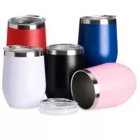 Copo térmico de capacidade de 320ml, feito em inox, com parede dupla e tampa plástica (livre de BPA) com bocal para um consumo mais rápido e prático.
