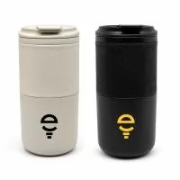 O Copo Térmico Personalizado de 550 ml combina praticidade, resistência e design moderno. Confeccionado em aço inox 304 com acabamento fosco, possui tampa plástica, bocal para consumo direto e tampa protetora fixa, que permanece integrada ao conjunto durante a abertura.  O aço inox 304 é considerado uma das melhores opções de inox para produtos de uso diário, pois oferece alta durabilidade e excelente resistência à corrosão e à ferrugem. O detalhe em silicone texturizado proporciona um toque diferenciado e mais segurança durante o manuseio, tornando o copo uma ótima opção para eventos, ações promocionais, kits corporativos e presentes personalizados.  Características: Material: aço inox 304; Capacidade: aproximadamente 550 ml; Tampa plástica com bocal para consumo direto e proteção fixa; Acabamento fosco com detalhe em silicone texturizado; Dimensões: 170 mm de altura, bocal de Ø80 mm e base de Ø70 mm.  Importante: As imagens apresentadas no site são meramente ilustrativas e podem apre