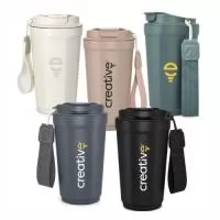 O copo térmico personalizado em aço inox tem capacidade de 390ml, tampa em plástico e alça de tecido. O sistema de isolamento interno conserva a temperatura da bebida por longos períodos, e a alça facilita o transporte entre casa, escritório e deslocamentos.   Por que escolher o copo térmico personalizado como brinde   É um item de uso diário, presente na mesa de trabalho, no carro e em reuniões, o que mantém a marca da sua empresa à vista com frequência. A base estruturada dá estabilidade à peça e ajuda a prevenir derramamentos durante o manuseio, um cuidado prático que o colaborador ou cliente percebe no uso.   Especificações:   Materiais: aço inox, plástico e tecido  Capacidade: 390ml  Altura sem tampa: 14cm  Altura com tampa: 16,5cm  Tampa em plástico e alça de tecido para transporte   Indicado para:   Kits de onboarding e boas-vindas  Ações de endomarketing e SIPAT  Eventos corporativos e feiras  Presentes de fim de ano para clientes e colaboradores  Campanhas de bem-estar e hidra