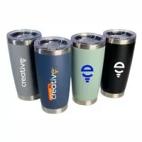 O copo térmico de 600ml conserva bebidas quentes ou frias por longos períodos, graças ao isolamento térmico e à estrutura em aço inox 304, a liga inoxidável mais usada no mundo por sua alta durabilidade e excelente resistência à ferrugem. A tampa em acrílico transparente permite acompanhar o nível do líquido e evita respingos durante o transporte, o que facilita o uso no trabalho, em viagens e em atividades ao ar livre.   Por que escolher o copo térmico personalizado como brinde   Por ter grande capacidade e ser usado diariamente, o copo térmico acompanha o colaborador ou cliente na rotina, no escritório, no carro ou em momentos de lazer. A resistência do inox 304 garante vida útil longa ao brinde, e com a marca aplicada, a empresa permanece presente no dia a dia de quem recebe.   Especificações:   Estrutura: aço inox 304, resistente à ferrugem  Tampa: acrílico transparente  Capacidade: 600ml  Isolamento térmico para bebidas quentes ou frias   Indicado para:   Kits de onboarding e boas