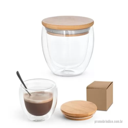 Copo vidro personalizado - Copo em vidro isotérmico (borossilicato), térmico com parede dupla isolada a ar e tampa em bambu. Copo com capacidade até 350 mL, ideal para líquidos frios ou quentes, tendo uma tampa com isolante em silicone que facilita o transporte do copo evitando respingo. Apto para ir ao micro-ondas e à máquina de lavar, retirando a tampa. Fornecido em caixa presente de papel kraft. Certificação EU Food Grade.