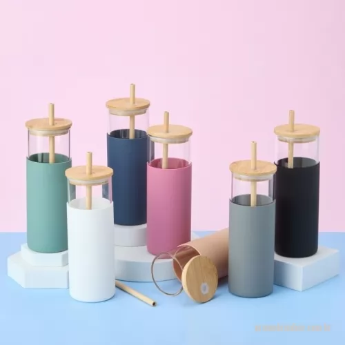 Copo vidro personalizado - Copo de vidro borossilicato com capacidade de 500ml. Inclui canudo e tampa de bambu com abertura para canudo, além de uma luva de silicone para melhor aderência.