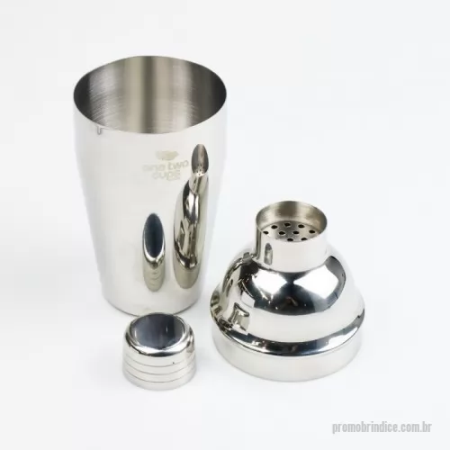 Coqueteleira personalizada - Coqueteleira de inox com capacidade para 600ml, contém tampa de pressão com peneira e tampa protetora.  Altura :  20,8 cm  Largura :  8,4 cm  Circunferência :  26,8 cm  Medidas aproximadas para gravação (CxL):  4 cm X 5 cm  Peso aproximado (g):  210