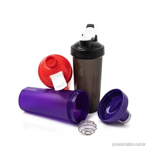 Coqueteleira personalizada - Coqueteleira em polipropileno com capacidade de 700ml, livre de BPA, copo contendo detalhes laterais em relevo e escala de medições em ml e oz. Tampa rosqueável com bocal, trava de segurança e alça para transporte. Acompanha misturador de mola.