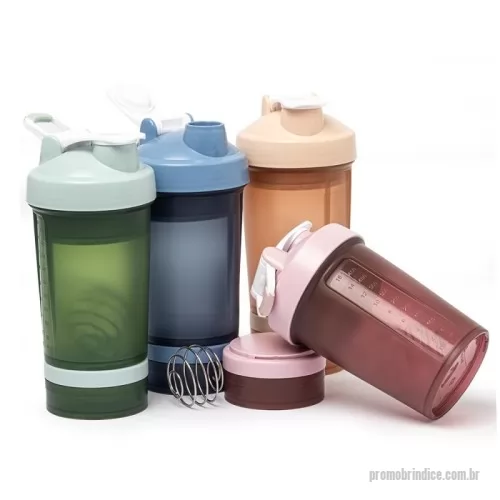 Coqueteleira personalizada - Descrição: Coqueteleira com capacidade de 500ml e mais 2 compartimentos extras de 150ml e 100ml, todos feitos em polipropileno, livres de BPA. Copo contendo detalhes laterais e escala de medições em ml e oz. Tampa rosqueável com bocal, trava de segurança e alça para transporte. Acompanha misturador de mola.  Altura :  24,7 cm  Largura :  7,1 cm  Circunferência :  26,8 cm  Medidas aproximadas para gravação (CxL):  Copo: 12 cm x 9,5 cm/ Compartimentos: 3 cm x 8,5 cm  Peso aproximado (g):  17