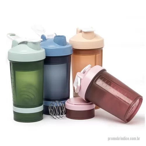 Coqueteleira personalizada - Coqueteleira com capacidade de 500ml e mais 2 compartimentos extras de 150ml e 100ml, todos feitos em polipropileno, livres de BPA. Copo contendo detalhes laterais e escala de medições em ml e oz. Tampa rosqueável com bocal, trava de segurança e alça para transporte. Acompanha misturador de mola.