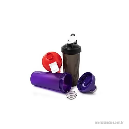 Coqueteleira personalizada - Coqueteleira em polipropileno com capacidade de 700 ml, livre de BPA, copo contendo detalhes laterais em relevo e escala de medições em ml e oz. Tampa rosqueável com bocal, trava de segurança e alça para transporte. Acompanha misturador de mola. Altu