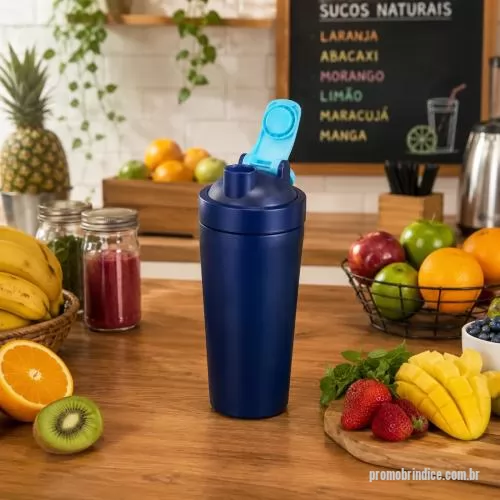 Coqueteleira personalizada - Coqueteleira térmica com capacidade de 700 ml, produzida em inox resistente que contribui para melhor conservação da temperatura das bebidas, aliando praticidade e desempenho no uso diário. Possui tampa rosqueável com sistema de trava que garante mai