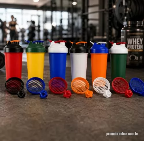 Coqueteleira personalizada - Coqueteleira produzida em polipropileno, de fabricação própria, com estrutura leve, resistente e design bicolor. Conta com tampa prática com bocal e alça acoplada, facilitando o transporte e o consumo em diferentes momentos da rotina, acompanhada de 