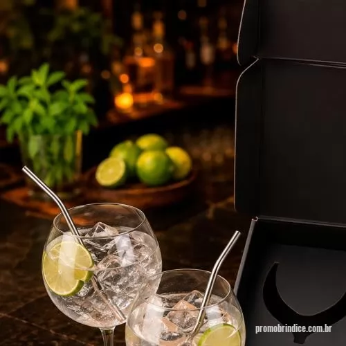 Coqueteleira personalizada - Kit Gin Tônica com 2 taças para gin em vidro de 600ml, 2 canudos em aço inox, porta-petiscos em bambu, mix de castanhas e amendoim de 100g e caixa para presente VIP assinada Youdu.