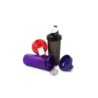 Coqueteleira em polipropileno com capacidade de 700 ml, livre de BPA, copo contendo detalhes laterais em relevo e escala de medições em ml e oz. Tampa rosqueável com bocal, trava de segurança e alça para transporte. Acompanha misturador de mola. Altu