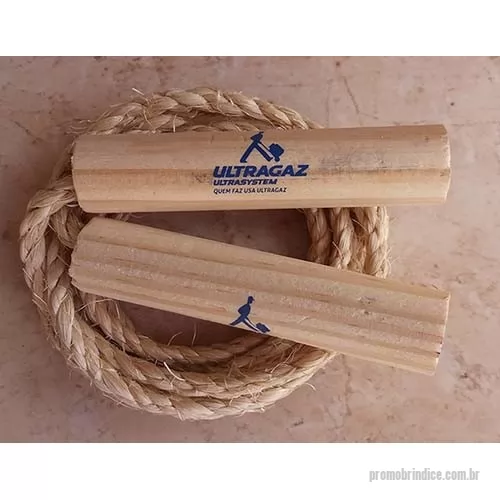 Corda para pular personalizada - PULA CORDA EM SISAL, GRAVAÇÃO EM TINTA NO CABO DE MADEIRA.