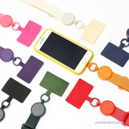 Cordão para celular personalizado - escrição: Cordão com alça ajustável para celular feito em poliéster. O acessório é fixado a um cartão retangular que se encaixa na parte interna da capa do celular, próximo à entrada de carregamento USB.  Largura :  6,5 cm  Espessura :  0,8 cm  Comprimento :  Máx: 71 cm
