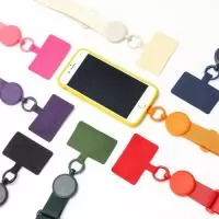 escrição: Cordão com alça ajustável para celular feito em poliéster. O acessório é fixado a um cartão retangular que se encaixa na parte interna da capa do celular, próximo à entrada de carregamento USB.  Largura :  6,5 cm  Espessura :  0,8 cm  Comprimento :  Máx: 71 cm