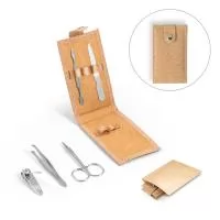 Conjunto de manicure em cortiça com cinco peças em aço inoxidável: lixa, tesoura, cortador de unhas, pinça e empurra cutículas. Fornecido em bolsa de papel natural. 104 x 61 x 17 mm
