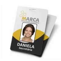 Crachá de Identificação em PVC Personalizado**Sobre o Produto**  O **Crachá de Identificação em PVC Personalizado** é ideal para empresas e instituições que buscam mais organização, segurança e profissionalismo na identificação de colaboradores.  Produzido em **PVC rígido de 0,5mm**, possui excelente acabamento, alta durabilidade e **impressão UV colorida frente e verso**, garantindo cores vibrantes e resistência ao uso diário.  **Destaques do Produto**  * PVC rígido de alta qualidade * Impressão UV colorida frente e verso * Alta definição e durabilidade * Resistente ao uso diário e à umidade * Acabamento profissional  **Especificações Técnicas**  * Material: PVC 0,5mm * Tamanho: 85,6 x 54 mm (padrão cartão) * Personalização: Impressão UV colorida frente e verso  **Personalização**  Personalize com:  * Logo da empresa * Nome do colaborador * Cargo * Foto * Código de barras * QR Code * Numeração * Outras informações personalizadas  **Prazo de Produção**  A produção é iniciada somente ap