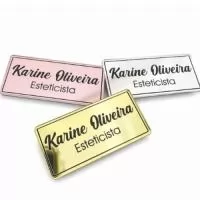 Eleve o padrão da sua marca com o Crachá de Acrílico Espelhado Nakalu, uma peça sofisticada, moderna e de alto impacto visual.  Com acabamento espelhado elegante, gravação preta em DTF de alta definição e relevo e fecho magnético duplo, este crachá foi desenvolvido para quem valoriza imagem profissional, estilo e qualidade superior.  Ideal para empresas, eventos corporativos, recepções, equipes comerciais, clínicas, hotéis, feiras e marcas que desejam transmitir credibilidade, requinte e profissionalismo.  ???? Destaques do Produto ? Acrílico espelhado premium ???? Gravação preta em DTF (alta definição e durabilidade) ???? Fecho de ímã duplo – firme, seguro e sem danificar a roupa ???? Tamanho: 6 x 3 cm ???? Visual sofisticado e moderno ???? Personalização completa (logo, nome, cargo e identidade visual)  ? Prazo de Produção O prazo de produção começa a contar somente após a aprovação do layout digital, garantindo que seu pedido seja produzido exatamente conforme o esperado, com total 