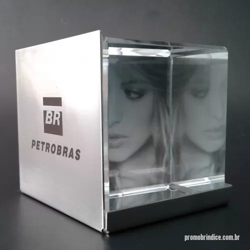 Cubo porta foto personalizado - Cubo de cristal com suporte de inox para colocação das fotos. A personalização é feita no inox. Medidas da peça: 5cm x 5cm x 5cm