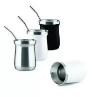 Cuia térmica em inox com capacidade para até 250ml. Possui estrutura de parede dupla, que permite conservar a temperatura de líquidos por mais tempo sem transferir a sensação de frio ou calor para a parede externa. Acompanha canudo bomba em inox. Gravação da logomarca a laser já incluso.