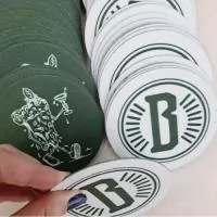 Porta copos nos formatos redondo, quadrado e coração com impressão frente e verso colorido com entrega em até 24 horas para pequenas quantidades