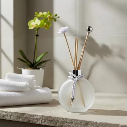 Difusor personalizado - Mini difusor de ambientes: traduz elegância e tranquilidade em forma de aroma. Com fragrâncias premium, possui presença sofisticada e equilibrada. Ótimo para se destacar no ambiente, é um item refinado e que emociona. Enquanto um brinde simples é esquecido na gaveta, um aromatizador com a marca do seu cliente perfuma a casa dele por semanas, e mantém a lembrança viva. É esse brinde que a Moulin fabrica para você.