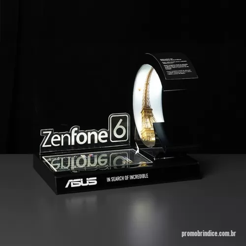 Displays em Acrílico personalizados - O display de acrílico personalizado para o lançamento do Zenfone 6 da Asus é a escolha perfeita para exibir o aparelho e destacar suas funcionalidades e a experiência inovadora que oferece, disponível em diversas lojas.  Utilizando LED para iluminar e enfatizar o nome do produto, junto com técnicas avançadas de colagem, dobradura do acrílico e impressão UV, este display garante uma apresentação de alta qualidade e durabilidade.  Criado em estreita colaboração com o cliente, que participou de todo o processo de aprovação, oferecemos um serviço personalizado que resulta em um material promocional único, destacando-se no ponto de venda. Invista em um display de acrílico com LED para o seu próximo lançamento e veja seu produto brilhar no mercado.