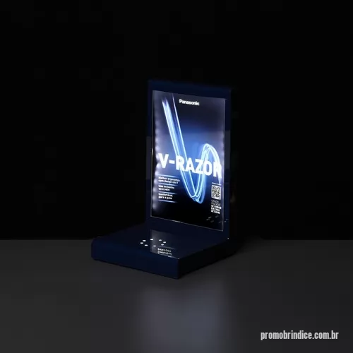 Displays em Acrílico personalizados - O display luminoso de acrílico criado para destacar o lançamento do novo barbeador da Panasonic, disponível em várias lojas, realça as inovações e características do produto com uma iluminação LED azul, seguindo a identidade visual da marca.  Com uma peça gráfica intercambiável que descreve suas especificidades, este display versátil foi desenvolvido com técnicas de colagem e dobradura, garantindo a possibilidade de atualizar as informações facilmente.  Projetado em estreita colaboração com o cliente, oferecemos uma solução totalmente personalizada para cada lançamento. Aposte em displays de acrílico da AD Plastic para elevar a apresentação e o valor percebido dos seus produtos.