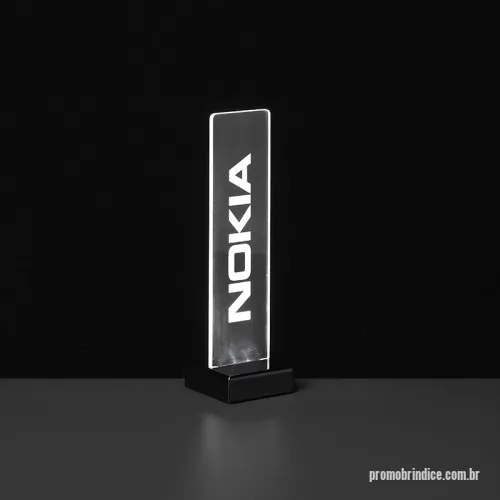 Displays em Acrílico personalizados - O luminoso da Nokia, desenhado para destacar a marca em diversos ambientes como eventos, pontos de venda e escritórios, apresenta o nome da marca gravado em acrílico, que, quando iluminado por LED, garante visibilidade e destaque constantes.  Este display, energizado por uma fonte conectada à tomada, foi criado de acordo com as especificações do cliente, resultando em uma peça exclusiva e personalizada para cada ocasião.  Realce a presença da sua marca com displays luminosos de acrílico da AD Plastic, perfeitos para qualquer ambiente e ocasião.