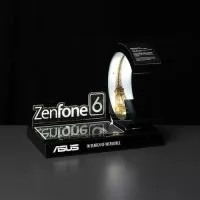 O display de acrílico personalizado para o lançamento do Zenfone 6 da Asus é a escolha perfeita para exibir o aparelho e destacar suas funcionalidades e a experiência inovadora que oferece, disponível em diversas lojas.  Utilizando LED para iluminar e enfatizar o nome do produto, junto com técnicas avançadas de colagem, dobradura do acrílico e impressão UV, este display garante uma apresentação de alta qualidade e durabilidade.  Criado em estreita colaboração com o cliente, que participou de todo o processo de aprovação, oferecemos um serviço personalizado que resulta em um material promocional único, destacando-se no ponto de venda. Invista em um display de acrílico com LED para o seu próximo lançamento e veja seu produto brilhar no mercado.