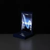 O display luminoso de acrílico criado para destacar o lançamento do novo barbeador da Panasonic, disponível em várias lojas, realça as inovações e características do produto com uma iluminação LED azul, seguindo a identidade visual da marca.  Com uma peça gráfica intercambiável que descreve suas especificidades, este display versátil foi desenvolvido com técnicas de colagem e dobradura, garantindo a possibilidade de atualizar as informações facilmente.  Projetado em estreita colaboração com o cliente, oferecemos uma solução totalmente personalizada para cada lançamento. Aposte em displays de acrílico da AD Plastic para elevar a apresentação e o valor percebido dos seus produtos.