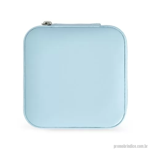 Divisória personalizada - Porta-joias feito em couro sintético com revestimento interno em tecido aveludado. Possui bolso elástico e três ganchos pequenos na tampa, divisória multiuso e repartição almofadada com ranhuras para anéis.
