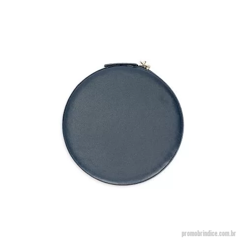 Divisória personalizada - Porta-joias de formato redondo em couro sintético e fechamento em zíper. Revestimento interno aveludado, três ganchos, bolso com elástico, divisórias removíveis.