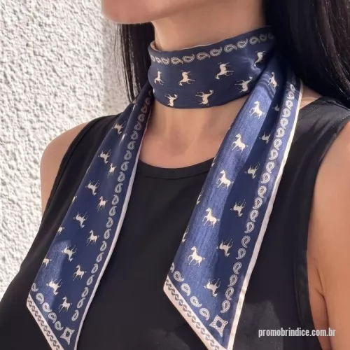 Echarpe personalizado - Cetim de seda 135x35. Echarpe retangular com estampa total sem limite de cores e brilho acetinado. Veste como lenço longo, faixa de cabelo ou acessório de bolsa. Também em sedinha, no mesmo tamanho. Para presente corporativo, Dia da Mulher, Dia das Mães e fim de ano. Pedido mínimo: 30 peças. Arte criada pelo nosso estúdio, sem custo no pedido fechado. Fábrica própria no Rio de Janeiro e envio para todo o Brasil. Prazo a partir de 15 dias úteis após a aprovação da arte e o pagamento.