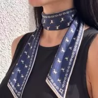 Cetim de seda 135x35. Echarpe retangular com estampa total sem limite de cores e brilho acetinado. Veste como lenço longo, faixa de cabelo ou acessório de bolsa. Também em sedinha, no mesmo tamanho. Para presente corporativo, Dia da Mulher, Dia das Mães e fim de ano. Pedido mínimo: 30 peças. Arte criada pelo nosso estúdio, sem custo no pedido fechado. Fábrica própria no Rio de Janeiro e envio para todo o Brasil. Prazo a partir de 15 dias úteis após a aprovação da arte e o pagamento.