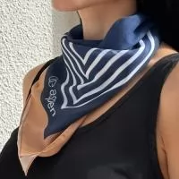 Sedinha 135x35. Echarpe leve com estampa total sem limite de cores e melhor custo por peça em quantidades maiores. Também em cetim de seda. Para eventos, uniformes de atendimento e kits de boas-vindas. Pedido mínimo: 30 peças. Arte criada pelo nosso estúdio, sem custo no pedido fechado. Fábrica própria no Rio de Janeiro e envio para todo o Brasil. Prazo a partir de 15 dias úteis após a aprovação da arte e o pagamento.