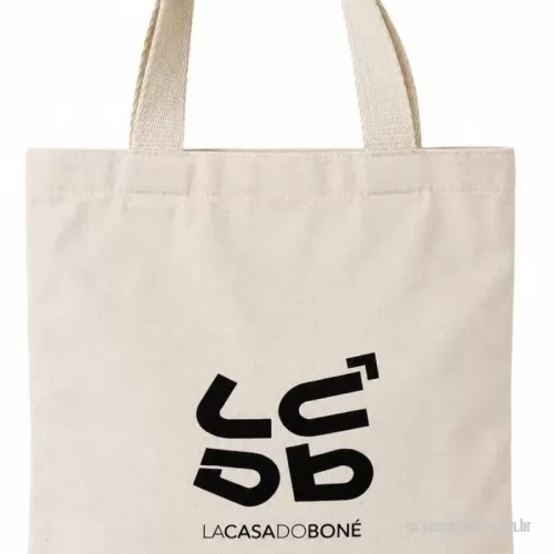 Ecobag personalizado - # Eco Bag em Algodão Cru Personalizada – Direto da Fábrica  Eco Bag personalizada produzida em **algodão cru**, ideal para **empresas, eventos, feiras, campanhas promocionais, lojas, congressos e brindes corporativos**.  Produzida com material resistente e excelente acabamento, é uma opção **reutilizável, prática e sustentável** para divulgar sua marca.  **Características do produto:**  * Material: Algodão cru * Gramatura: **330 g** * Tamanho: **33 x 33 cm** * Personalização com logomarca * Impressão personalizada * Excelente resistência e acabamento * Produção em larga escala  **Direto da fábrica, com condições especiais para grandes quantidades e atendimento para todo o Brasil.**  Ideal para quem procura **Eco Bag personalizada no atacado**, com sua logomarca para eventos, ações promocionais e brindes empresariais.  Solicite sua cotação e produza suas **Eco Bags personalizadas diretamente com a fábrica**.