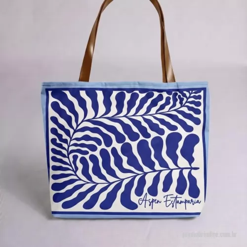 Ecobag personalizado - Algodão cru 35x40. Ecobag de algodão cru com a sua marca em silk, em até 2 cores. Mais cores sob consulta. Para eventos, feiras, lojas e kits de boas-vindas. Pedido mínimo: 100 peças. Arte criada pelo nosso estúdio, sem custo no pedido fechado. Fábrica própria no Rio de Janeiro e envio para todo o Brasil. Prazo a partir de 15 dias úteis após a aprovação da arte e o pagamento.