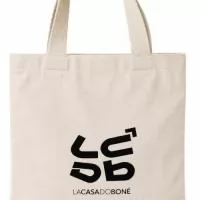# Eco Bag em Algodão Cru Personalizada – Direto da Fábrica  Eco Bag personalizada produzida em **algodão cru**, ideal para **empresas, eventos, feiras, campanhas promocionais, lojas, congressos e brindes corporativos**.  Produzida com material resistente e excelente acabamento, é uma opção **reutilizável, prática e sustentável** para divulgar sua marca.  **Características do produto:**  * Material: Algodão cru * Gramatura: **330 g** * Tamanho: **33 x 33 cm** * Personalização com logomarca * Impressão personalizada * Excelente resistência e acabamento * Produção em larga escala  **Direto da fábrica, com condições especiais para grandes quantidades e atendimento para todo o Brasil.**  Ideal para quem procura **Eco Bag personalizada no atacado**, com sua logomarca para eventos, ações promocionais e brindes empresariais.  Solicite sua cotação e produza suas **Eco Bags personalizadas diretamente com a fábrica**.