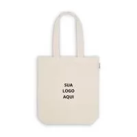 A Sacola Ecológica é produzida em tecido resistente composto por 50% algodão, 30% algodão reciclado e 20% poliéster reciclado (220 g/m²), unindo sustentabilidade e durabilidade. Com alças de 62 cm, oferece praticidade e conforto no transporte, sendo ideal para compras, eventos corporativos, feiras e uso diário. Seu design simples e funcional pode ser personalizado com o logo da sua empresa, tornando-se um brinde promocional de grande impacto e alinhado às práticas sustentáveis.