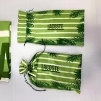 Saquinho de tecido personalizado tamanho P, com 18x12 cm. Embalagem para apresentar brindes e presentes com uma estampa coordenada à identidade da marca. Valor unitário de R$ 12,50, para pedidos a partir de 10 unidades de embalagem. Prévia digital gratuita para aprovação antes da produção. Produção sob demanda. Frete calculado à parte.