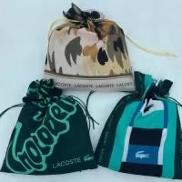 Saquinho de tecido personalizado tamanho M, com 21x17 cm. Embalagem para apresentar brindes e presentes com uma estampa coordenada à identidade da marca. Valor unitário de R$ 12,50, para pedidos a partir de 10 unidades de embalagem. Prévia digital gratuita para aprovação antes da produção. Produção sob demanda. Frete calculado à parte.