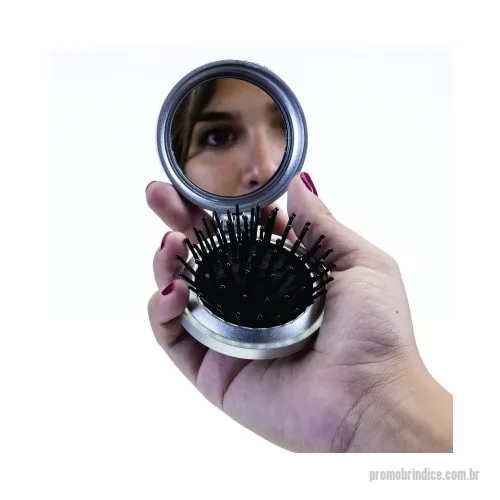 Escova de cabelo com espelho personalizada - Escova com espelho redonda em plástico resistente. Parte superior plana e parte inferior emborracha com relevo, estando aberta a peça basta empurrar a parte emborrachada(lado de fora) para poder utilizar a escova
