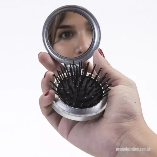 Escova de cabelo com espelho personalizada - Escova com espelho redonda em plástico resistente. Parte superior plana e parte inferior emborracha com relevo, estando aberta a peça basta empurrar a parte emborrachada(lado de fora) para poder utilizar a escova.