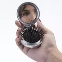 Escova de cabelo com espelho