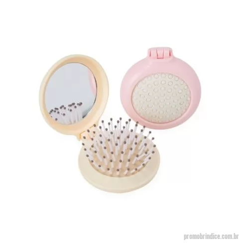 Escova de cabelo personalizada - Uma escova com espelho prática na medida certa para estar sempre à mão quando necessária. Feita em plástico e com espelho em vidro, ela conta com cerdas retráteis macias que massageiam o couro cabeludo enquanto penteiam os fios de cabelos. Seu tamanh