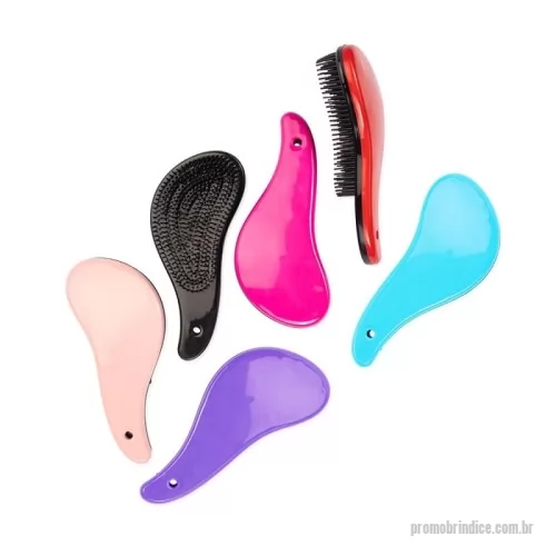 Escova de cabelo personalizada - Escova plástica com design ergonômico e cerdas flexíveis posicionadas em dois níveis diferentes, oferecendo um pentear mais suave e desembaraçante sem puxar ou danificar os fios de diferentes comprimentos e curvaturas.