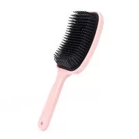 Escova raquete feita inteiramente em plástico com cerdas flexíveis dispostas em alturas diferentes, ideal para todos os comprimentos e curvaturas de cabelos, especialmente os mais longos e volumosos.