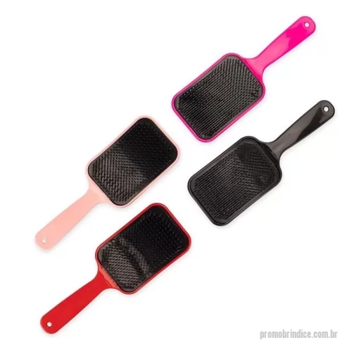 Escova personalizada - Descrição: Esta escova raquete ajuda a construir penteados mais belos e completos para o dia a dia. Feita inteiramente em plástico, ela desembaraça e alinha facilmente os fios sem quebrá-los. Conta com cerdas flexíveis posicionada em alturas diferentes, o que a transforma em uma escova seja ideal para todos os comprimentos e curvaturas de cabelos, especialmente os mais longos e volumosos.